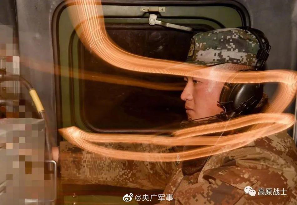 Comando militar do Tibet da China realiza exercício de artilharia em alta altitude