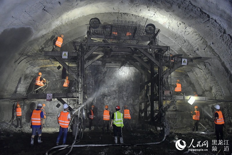 Galeria: Túnel mais longo do trem-bala em constru??o mais ao norte da China