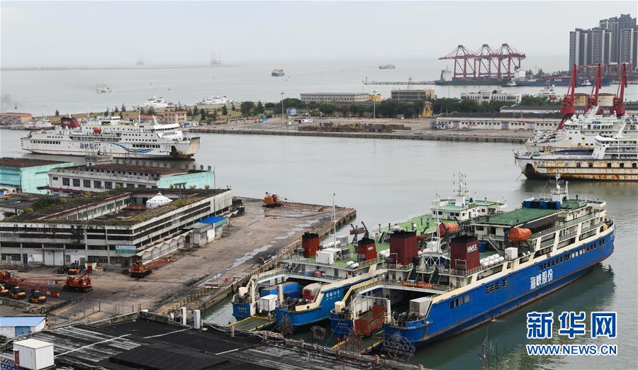Transporte via balsa retomado no estreito de Qiongzhou após passagem do tuf?o 