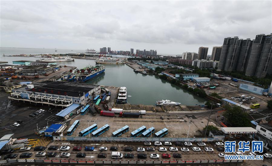 Transporte via balsa retomado no estreito de Qiongzhou após passagem do tuf?o 