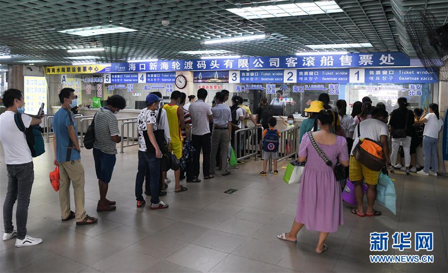 Transporte via balsa retomado no estreito de Qiongzhou após passagem do tuf?o 