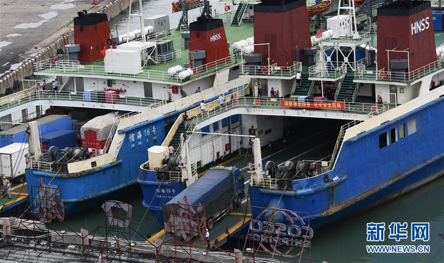 Transporte via balsa retomado no estreito de Qiongzhou após passagem do tuf?o 