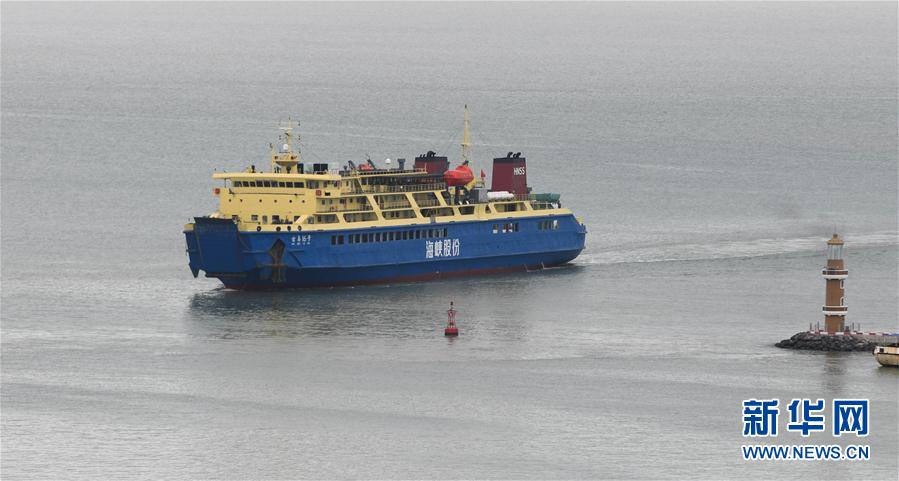 Transporte via balsa retomado no estreito de Qiongzhou após passagem do tuf?o 