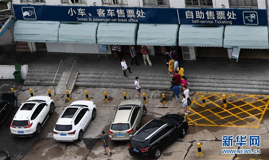 Transporte via balsa retomado no estreito de Qiongzhou após passagem do tuf?o 