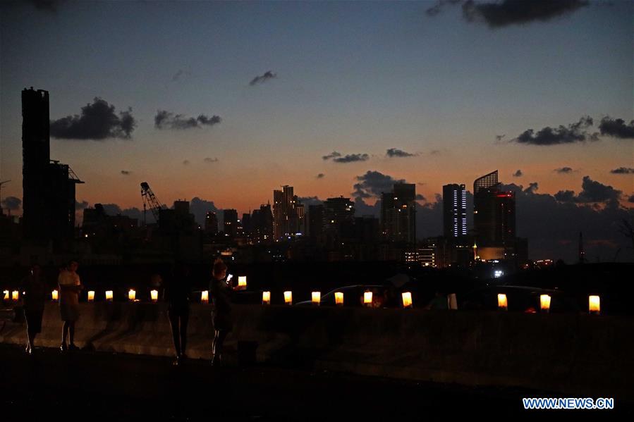 Galeria: pessoas choram por vítimas das explos?es em Beirute