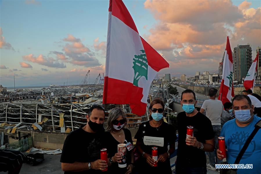 Galeria: pessoas choram por vítimas das explos?es em Beirute