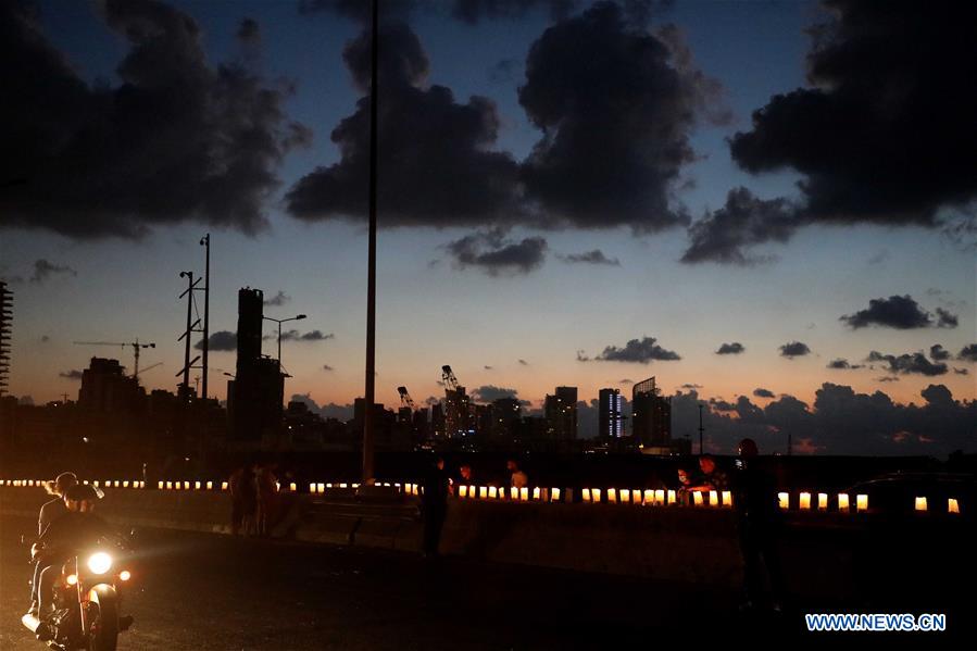 Galeria: pessoas choram por vítimas das explos?es em Beirute