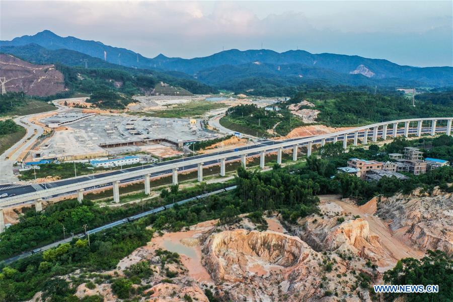 Ferrovia maglev de velocidade média-baixa em constru??o na cidade de Qingyuan, Guangdong 