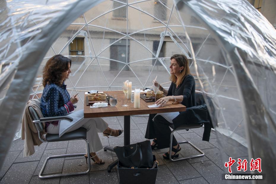 Restaurante em S?o Francisco atrai clientes com assentos isolados ao ar livre