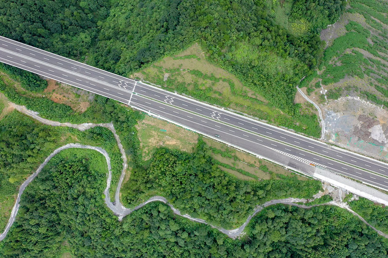 Hubei: Transforma??o de caminho em avenida em Enshi deixa cidade mais rica 