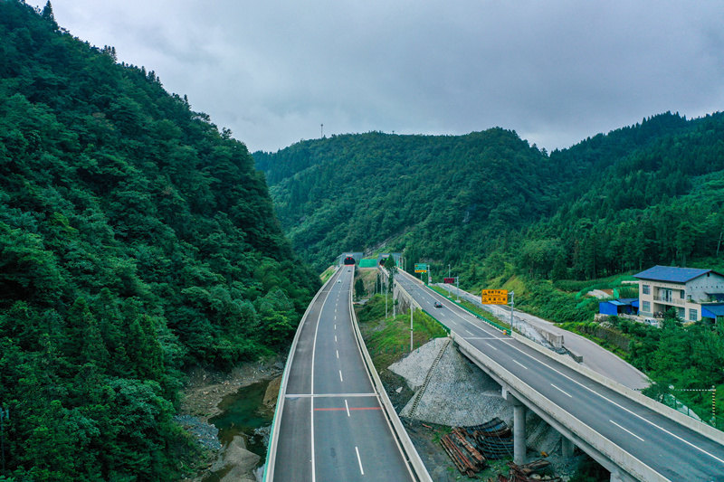 Hubei: Transforma??o de caminho em avenida em Enshi deixa cidade mais rica 