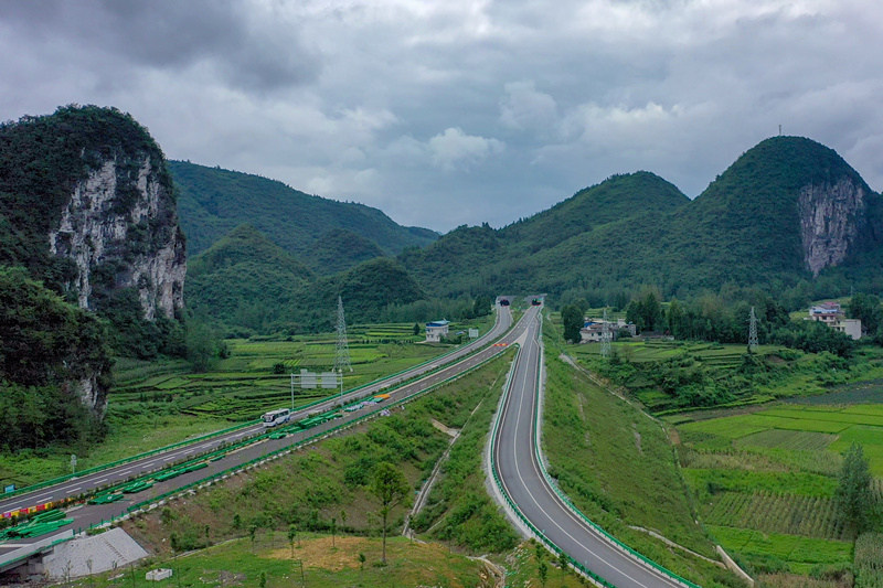 Hubei: Transforma??o de caminho em avenida em Enshi deixa cidade mais rica 