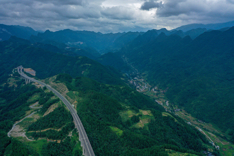Hubei: Transforma??o de caminho em avenida em Enshi deixa cidade mais rica 
