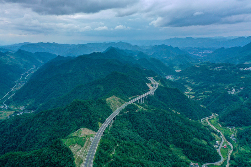 Hubei: Transforma??o de caminho em avenida em Enshi deixa cidade mais rica 