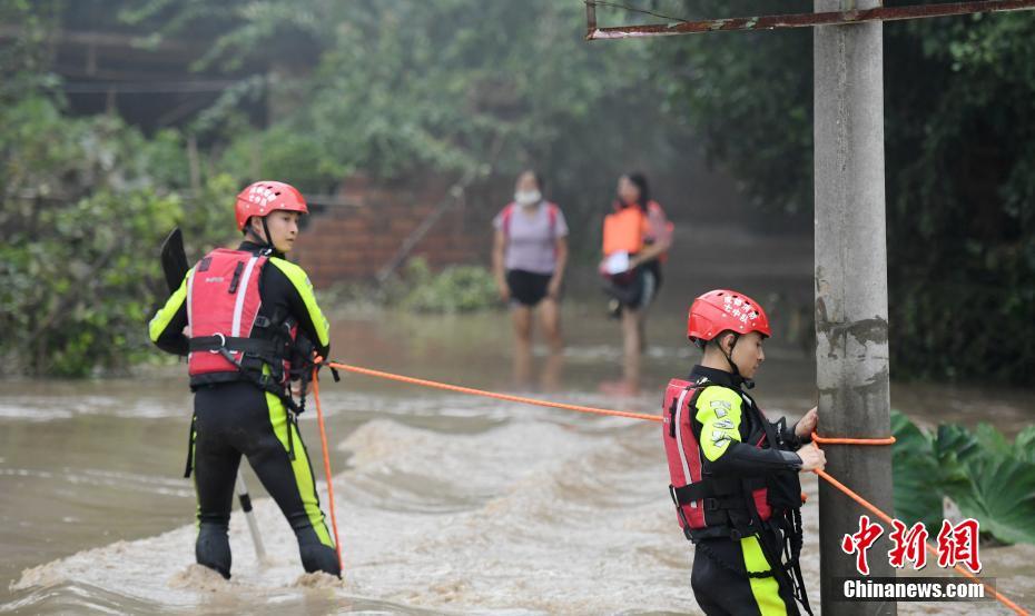 Nível de água da se??o de Chongqing do rio Yangtze excede