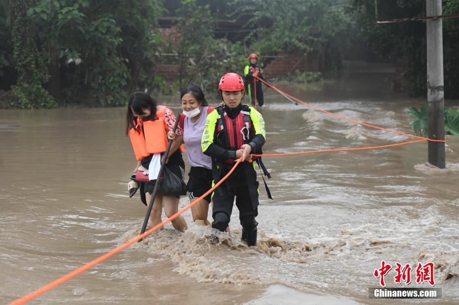 Nível de água da se??o de Chongqing do rio Yangtze excede