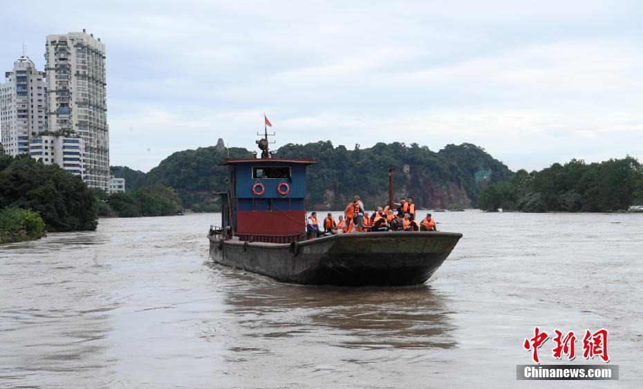 Nível de água da se??o de Chongqing do rio Yangtze excede