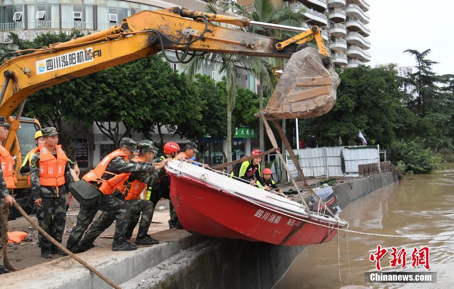 Nível de água da se??o de Chongqing do rio Yangtze excede