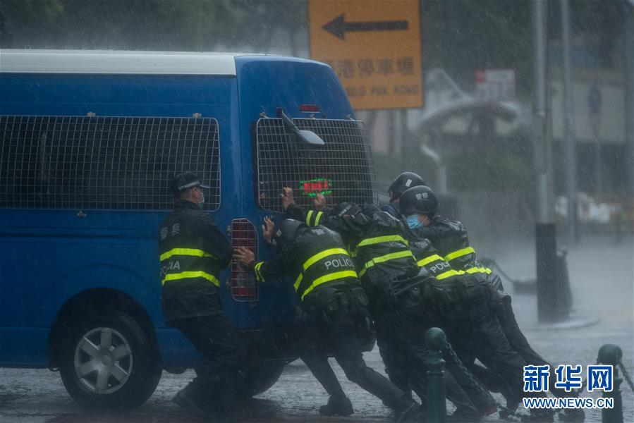 Macau emite sinal de tuf?o no 10 e?alerta vermelho para tempestade