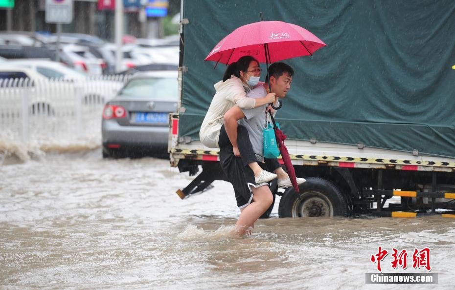 Liaoning lan?a o aviso vermelho de chova forte