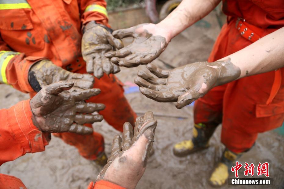 Hunan, Guizhou e outras quatro províncias aumentam assistência de resgate contra inunda??es em Sichuan 
