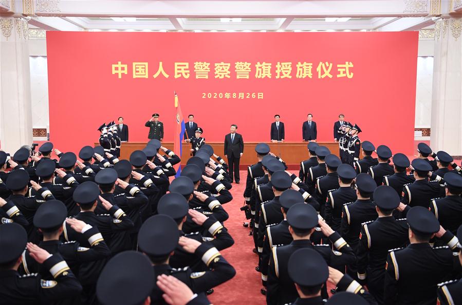 Xi confere bandeira à for?a policial da China