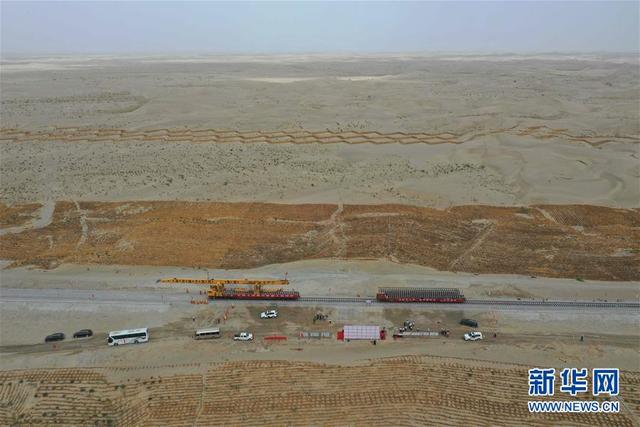 Nova ferrovia no sul de Xinjiang faz incurs?o no maior deserto da China