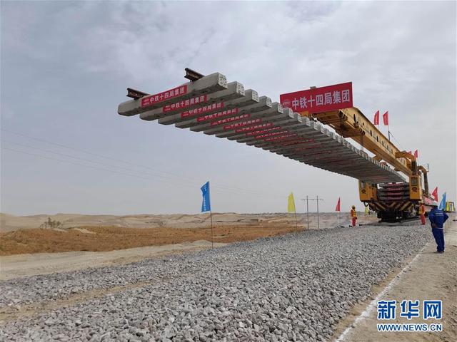 Nova ferrovia no sul de Xinjiang faz incurs?o no maior deserto da China