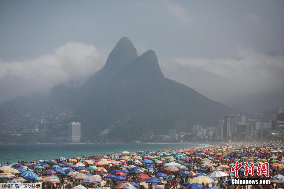 Brasileiros se reúnem na praia apesar da proibi??o da epidemia