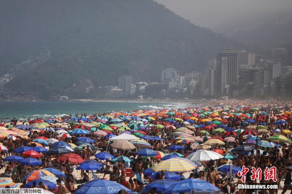 Brasileiros se reúnem na praia apesar da proibi??o da epidemia