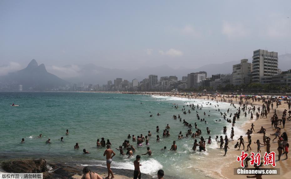 Brasileiros se reúnem na praia apesar da proibi??o da epidemia