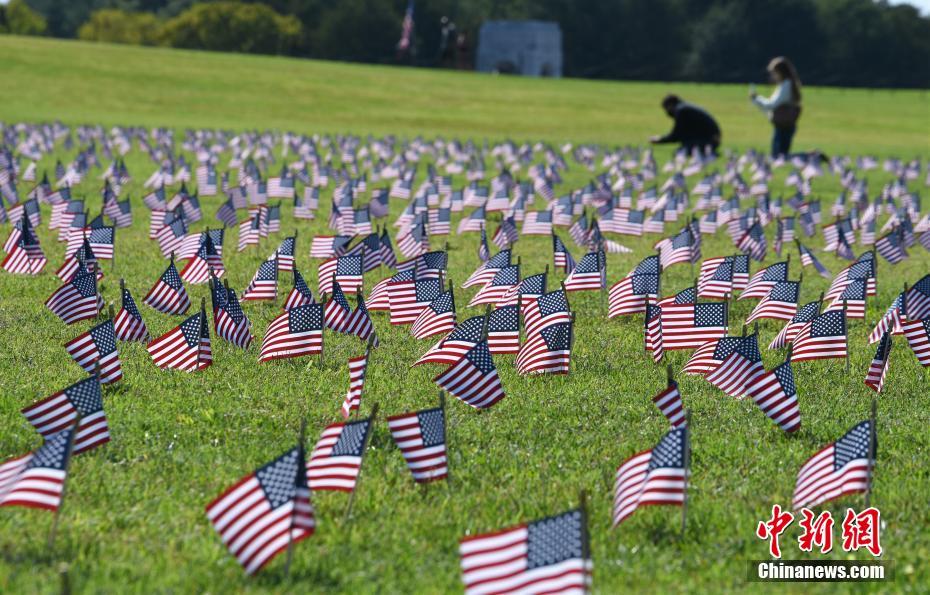 Washington lamenta vítimas de Covid-19 com 200.000 bandeiras na Pra?a Nacional