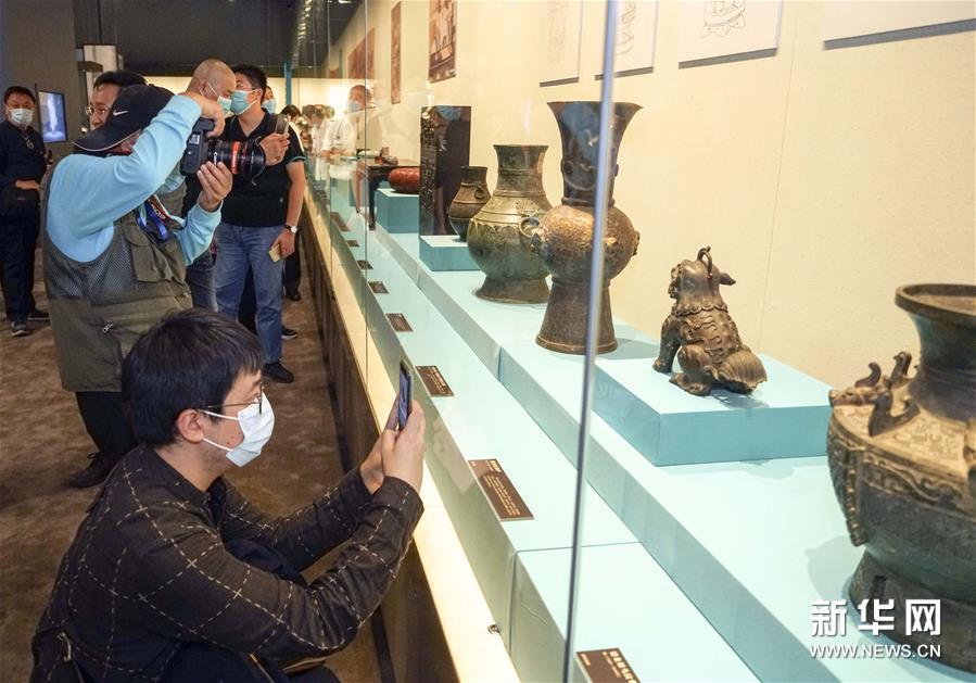 Exposi??o comemorativa dos 270 anos do Palácio de Ver?o reúne 398 relíquias culturais