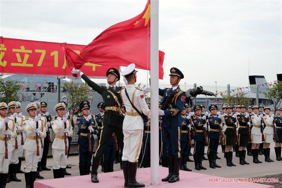 Hong Kong realiza cerim?nia de hasteamento da bandeira para celebrar Dia Nacional