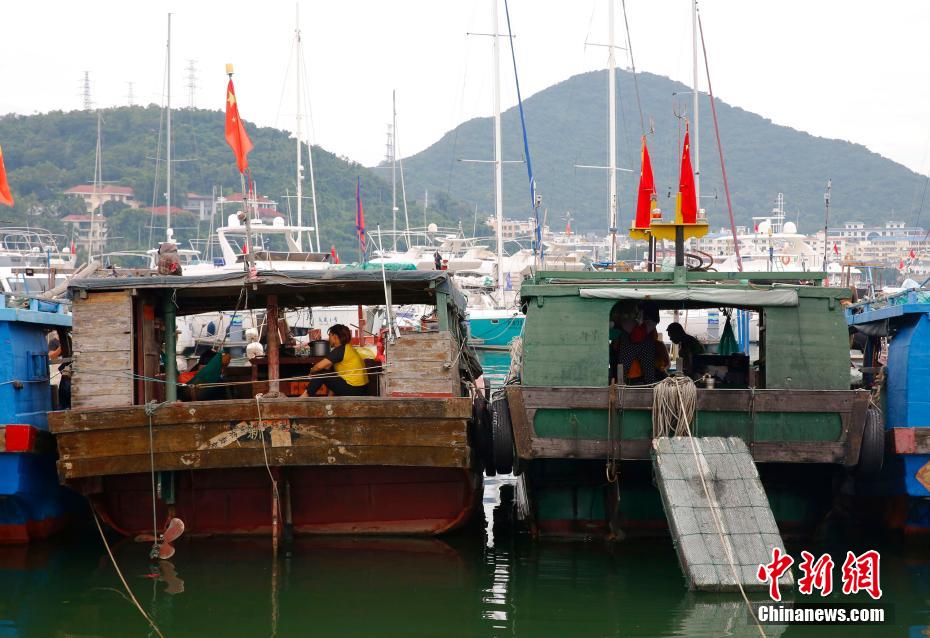 Sanya fecha pontos turísticos e escolas por tuf?o Nangka