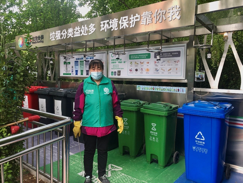 Voluntários participam de separa??o do lixo em comunidade de Beijing


