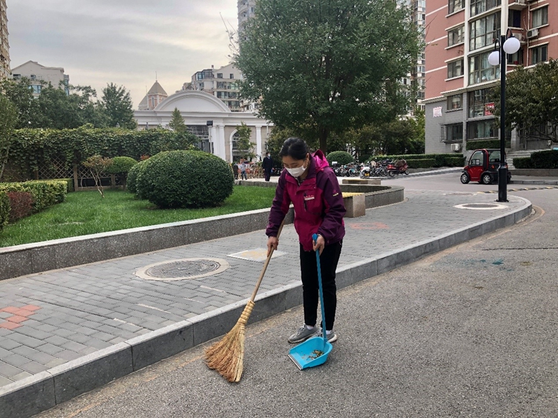 Voluntários participam de separa??o do lixo em comunidade de Beijing

