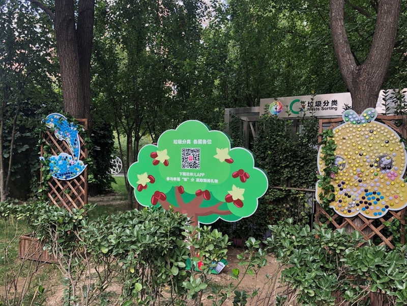 Voluntários participam de separa??o do lixo em comunidade de Beijing

