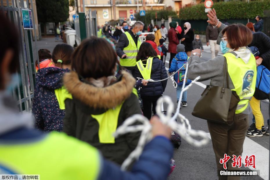 Alunos de escolas primárias italianas mantêm distancia social durante pandemia