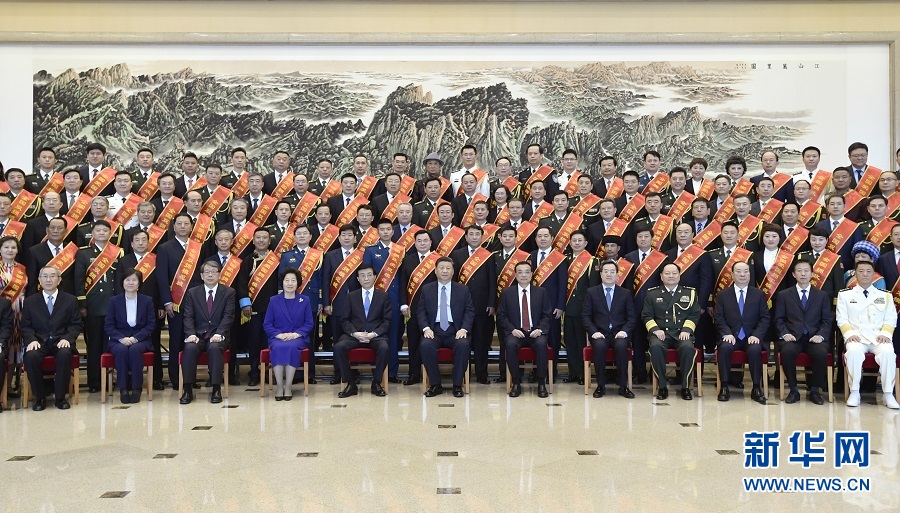 Xi se reúne com modelos exemplares na promo??o da solidariedade militar-civil


