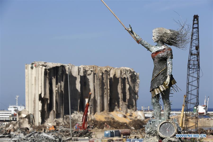 Artistas libaneses criam estátua composta por escombros de explos?o do porto de Beirute