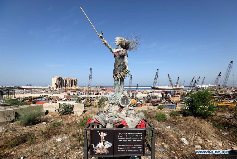 Artistas libaneses criam estátua composta por escombros de explos?o do porto de Beirute