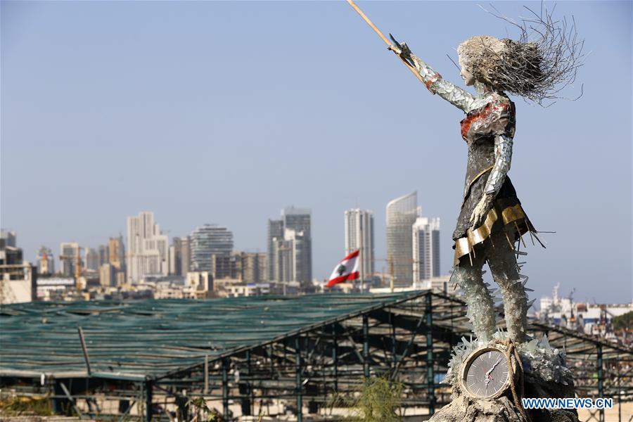 Artistas libaneses criam estátua composta por escombros de explos?o do porto de Beirute