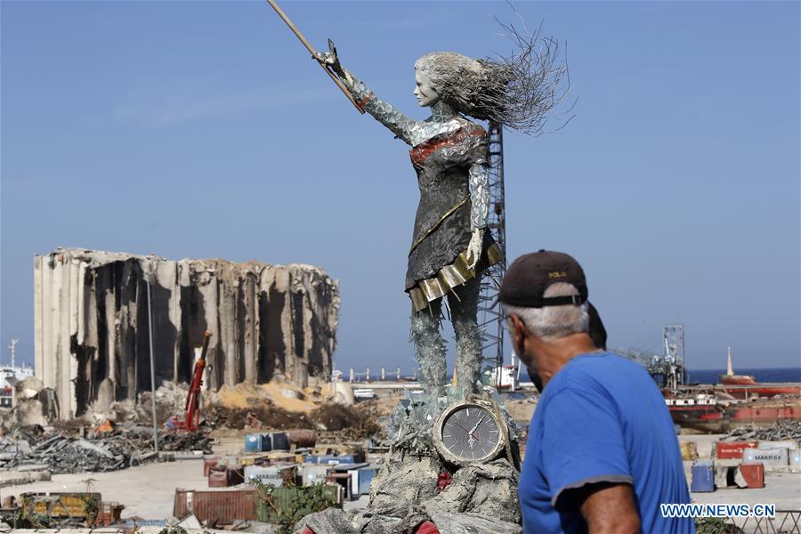 Artistas libaneses criam estátua composta por escombros de explos?o do porto de Beirute