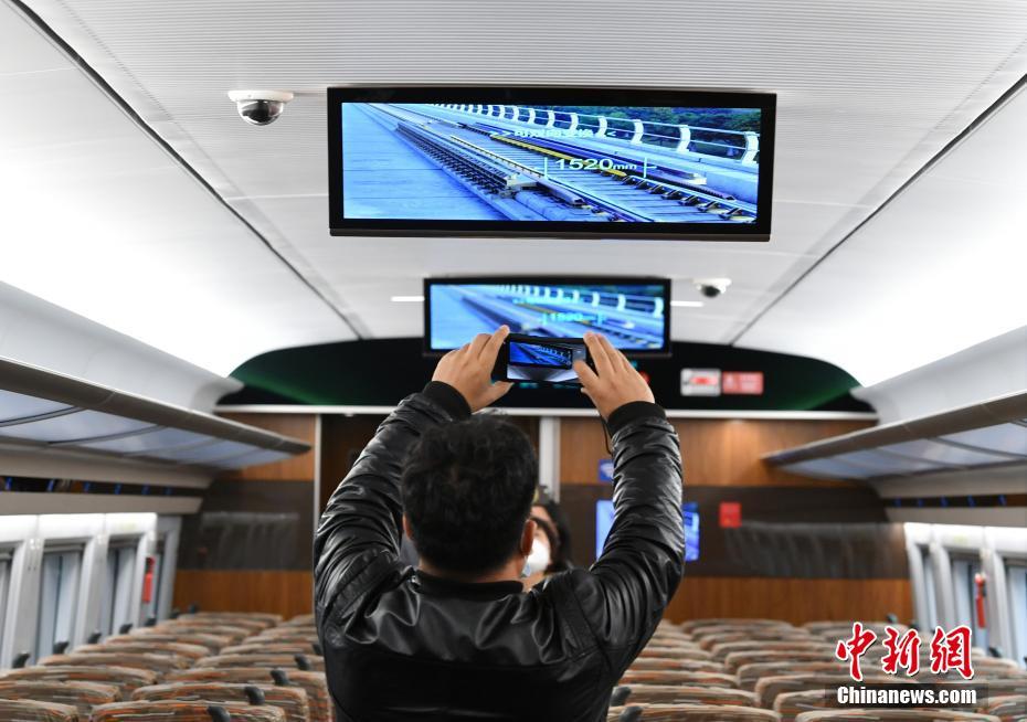China: trem-bala de bitola variável de 400km/h deixa linha de produ??o
