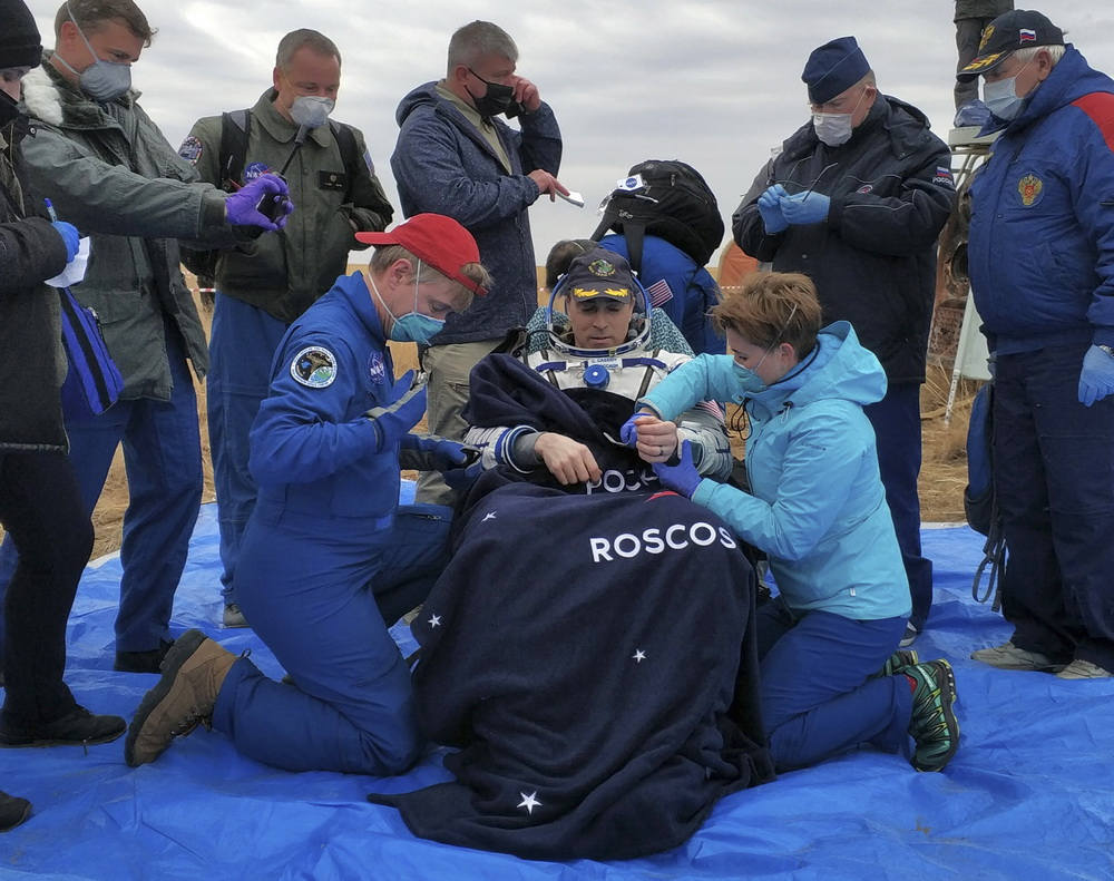 Três astronautas da esta??o espacial internacional regressaram com sucesso?à Terra
