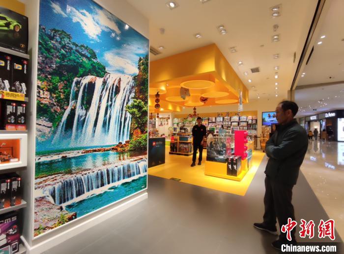 Construtor chinês monta em 760 horas atra??o turística de Guizhou com Lego