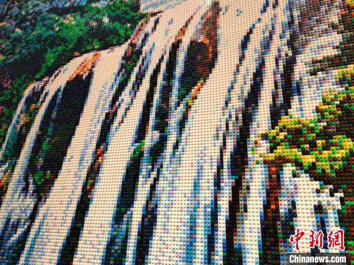 Construtor chinês monta em 760 horas atra??o turística de Guizhou com Lego