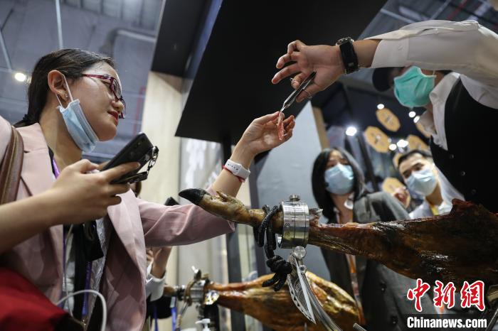 Degusta??o de alimentos atrai público na 3a Feira Internacional de Importa??o da China