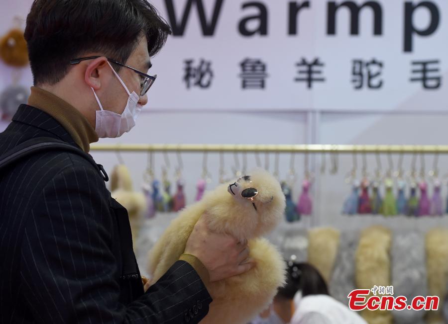 Produtos de l? de alpaca do Peru impressionam visitantes da 3a Feira Internacional de Importa??o da China 